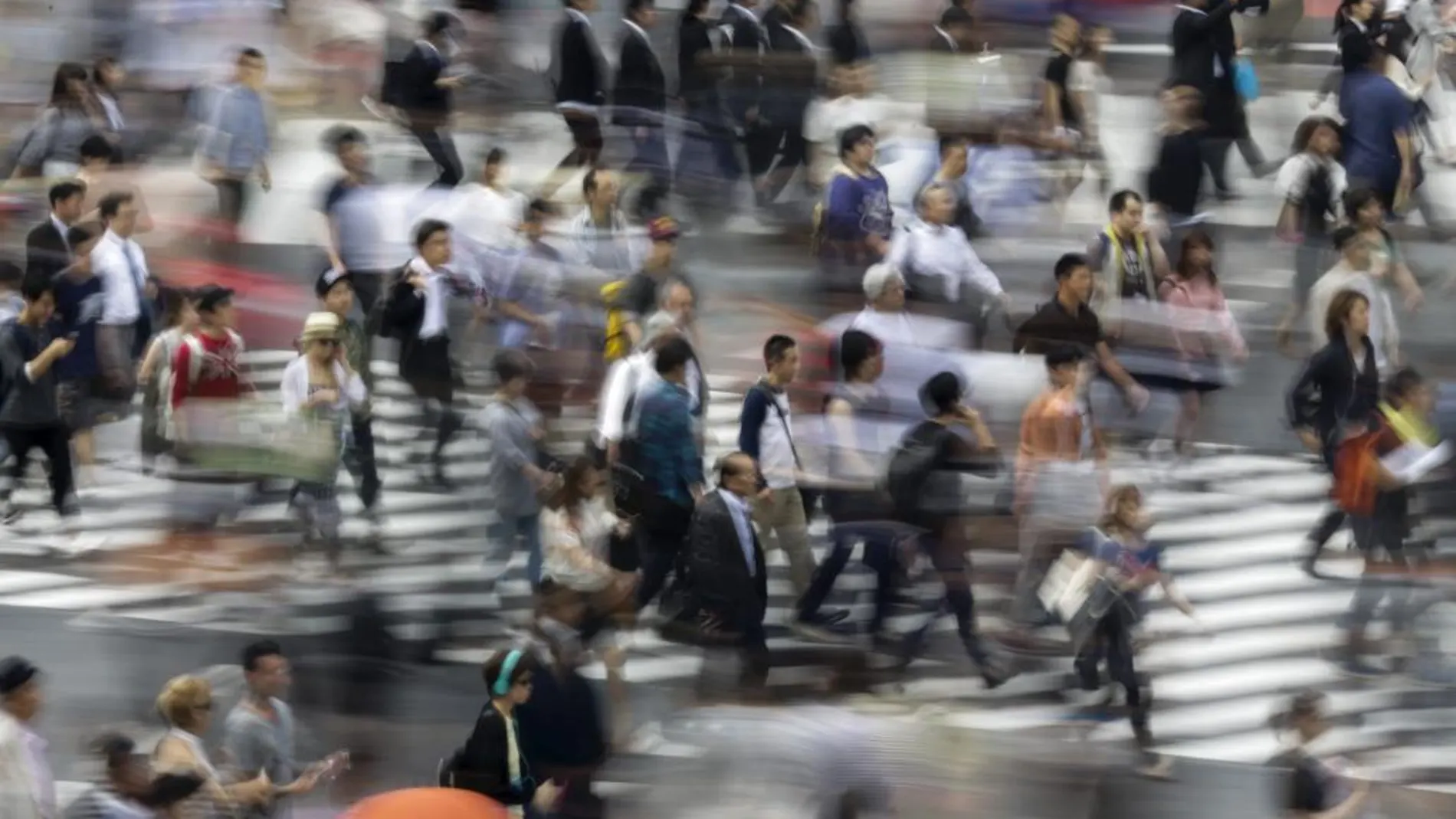 Peatones mientras atraviesan un paso de cebra en Tokio (Japón)