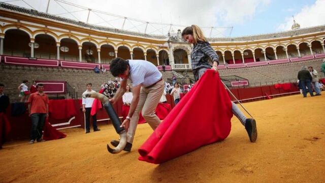 Una aficionada práctica en un curso celebrado en la Real Maestranza de Sevilla
