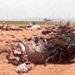 Los pocos restos que quedaron del avión, esparcidos por un campo de cultivo cercano al aeropuerto