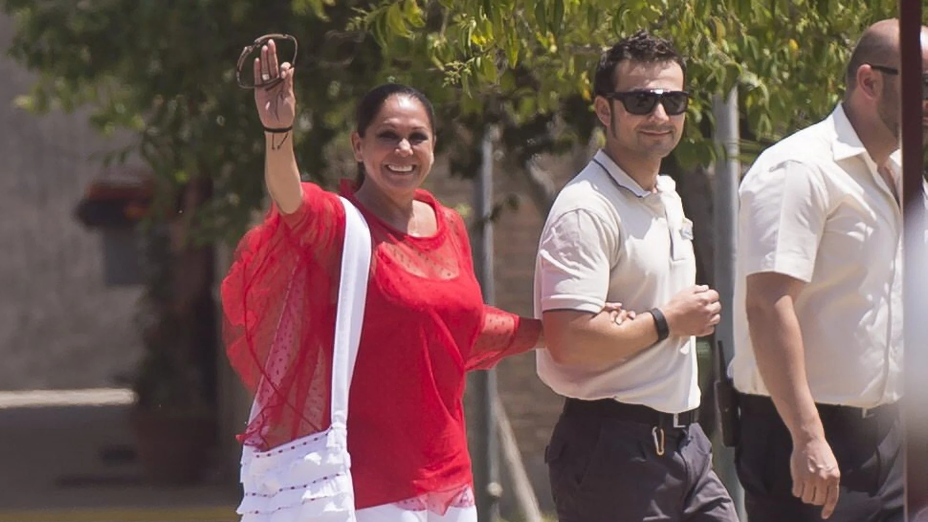 La tonadillera Isabel Pantoja ha salido a las 13:15 horas de la prisión de Alcalá de Guadaira.