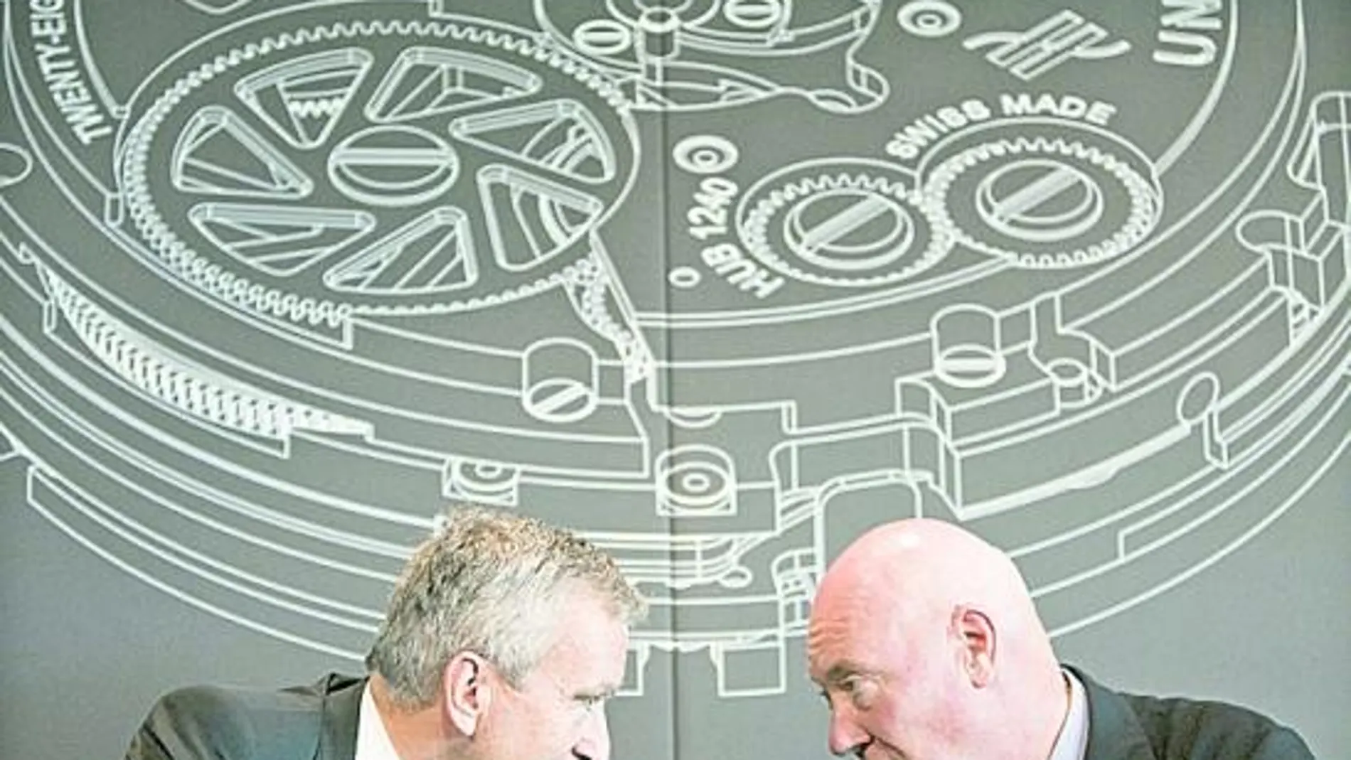 Bernard Arnault, presidente de Louis Vuitton, habla con el frabricante suizo de relojes Jean-Claude Biver