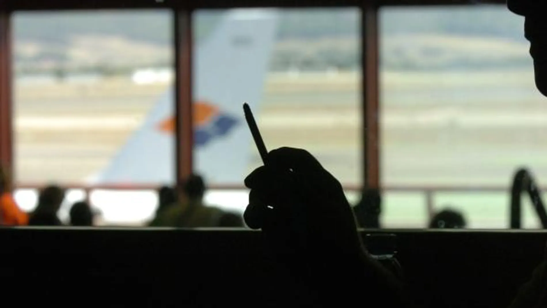 Los aeropuertos no tendrán puntos para fumadores