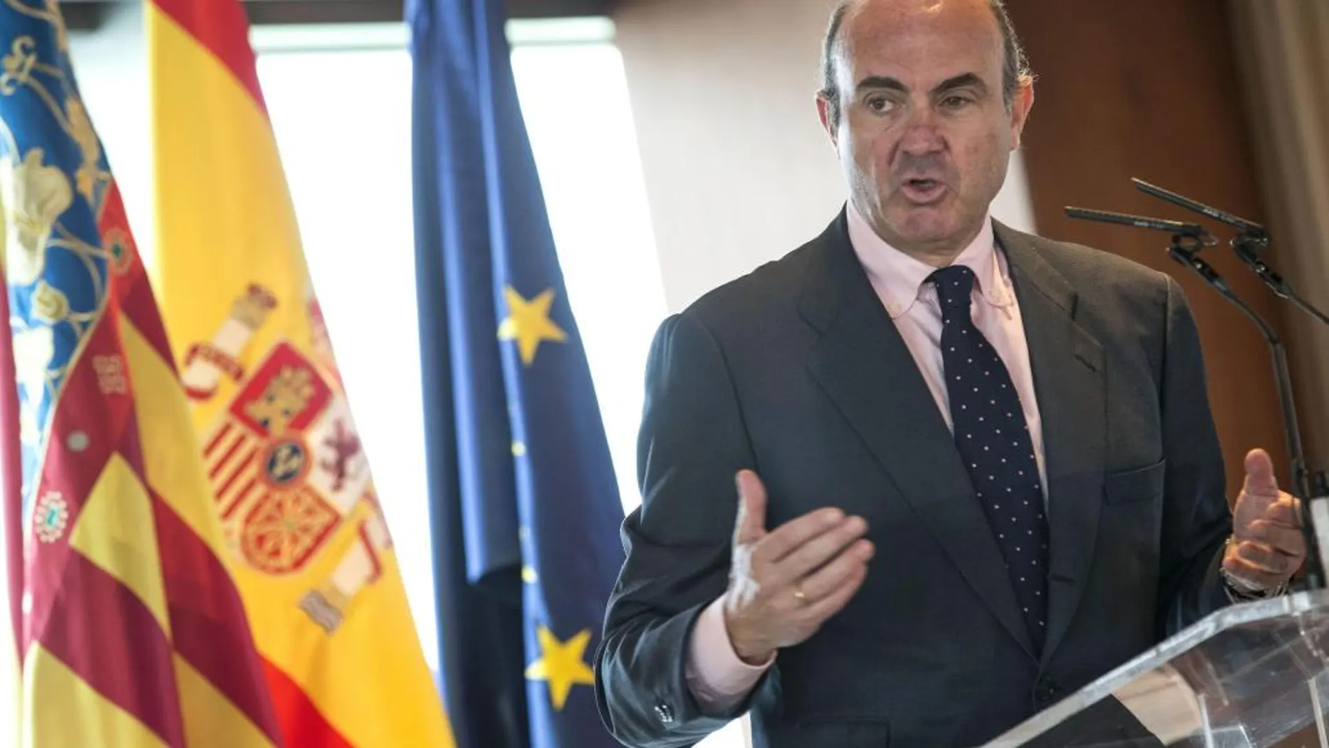 El ministro de Economía, Luis de Guindos, durante su intervención en el Fórum Europa Tribuna Mediterránea
