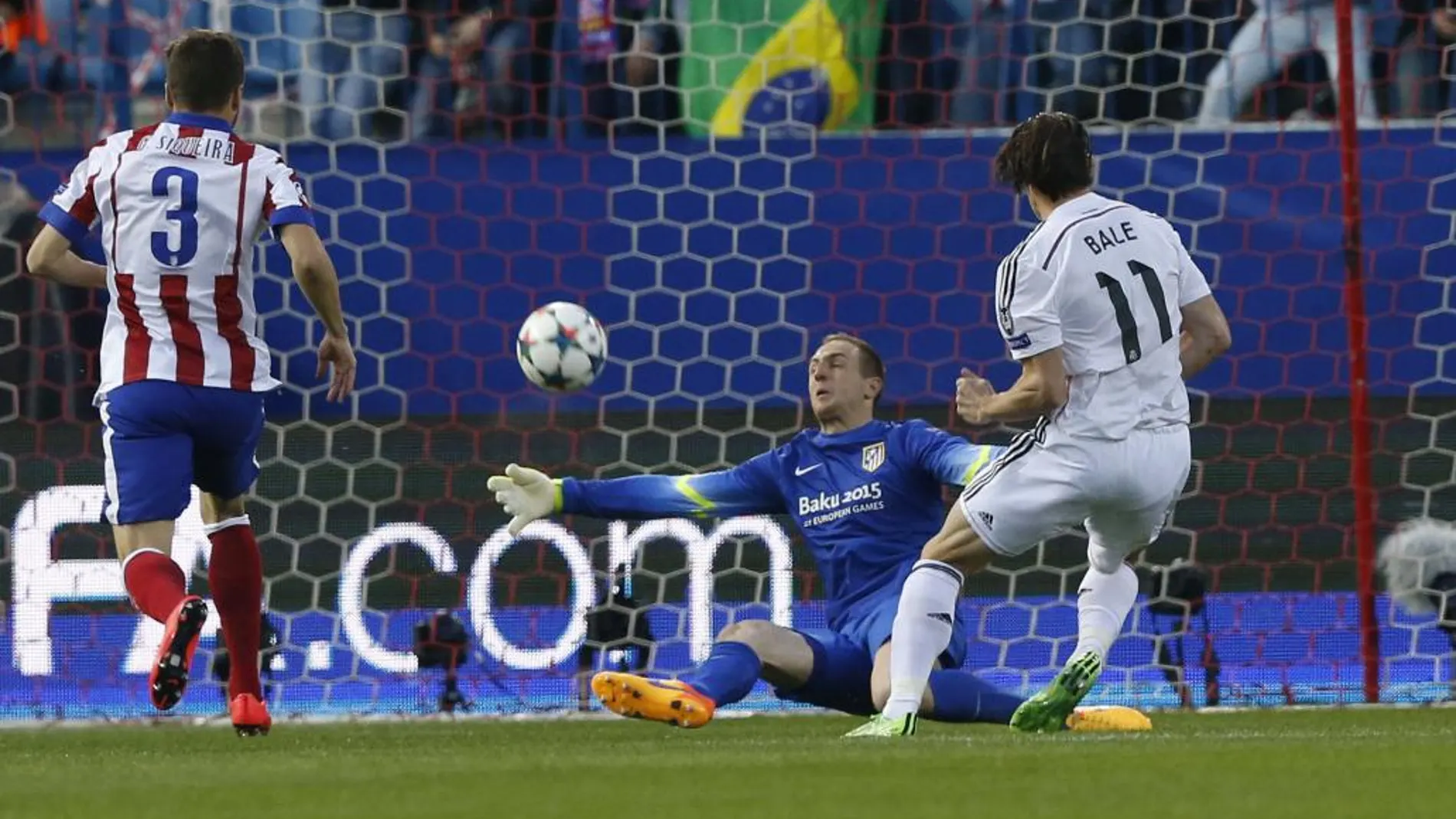 El centrocampista galés del Real Madrid Gareth Bale (d) dispara a puerta ante el portero esloveno del Atlético de Madrid Jan Oblak (2d)