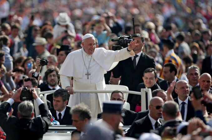 El Papa Francisco saludaba ayer a los miles de feligreses congregados en la Plaza de San Pedro para asistir a la audiencia general de los miércoles