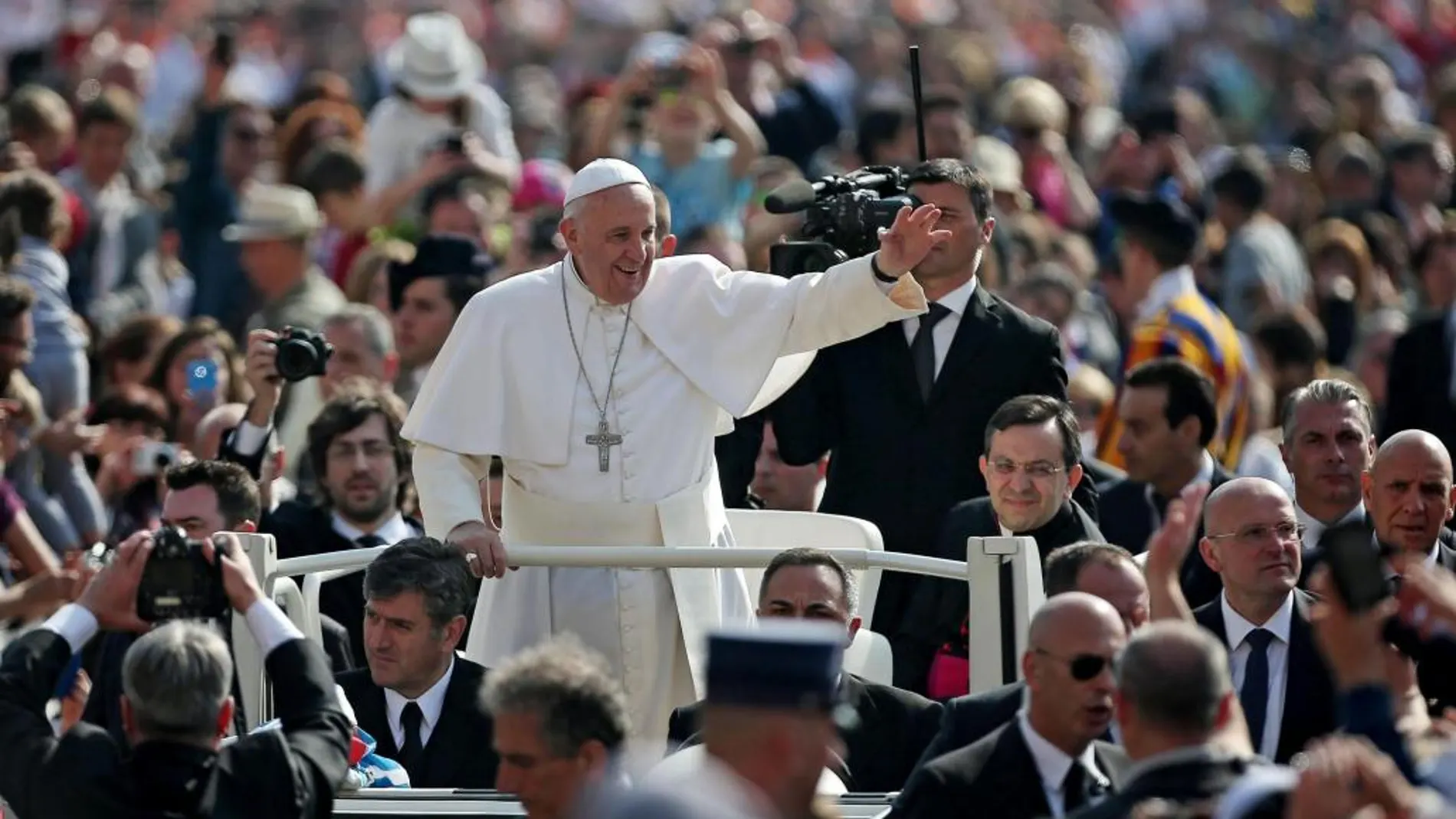 El Papa Francisco saludaba ayer a los miles de feligreses congregados en la Plaza de San Pedro para asistir a la audiencia general de los miércoles