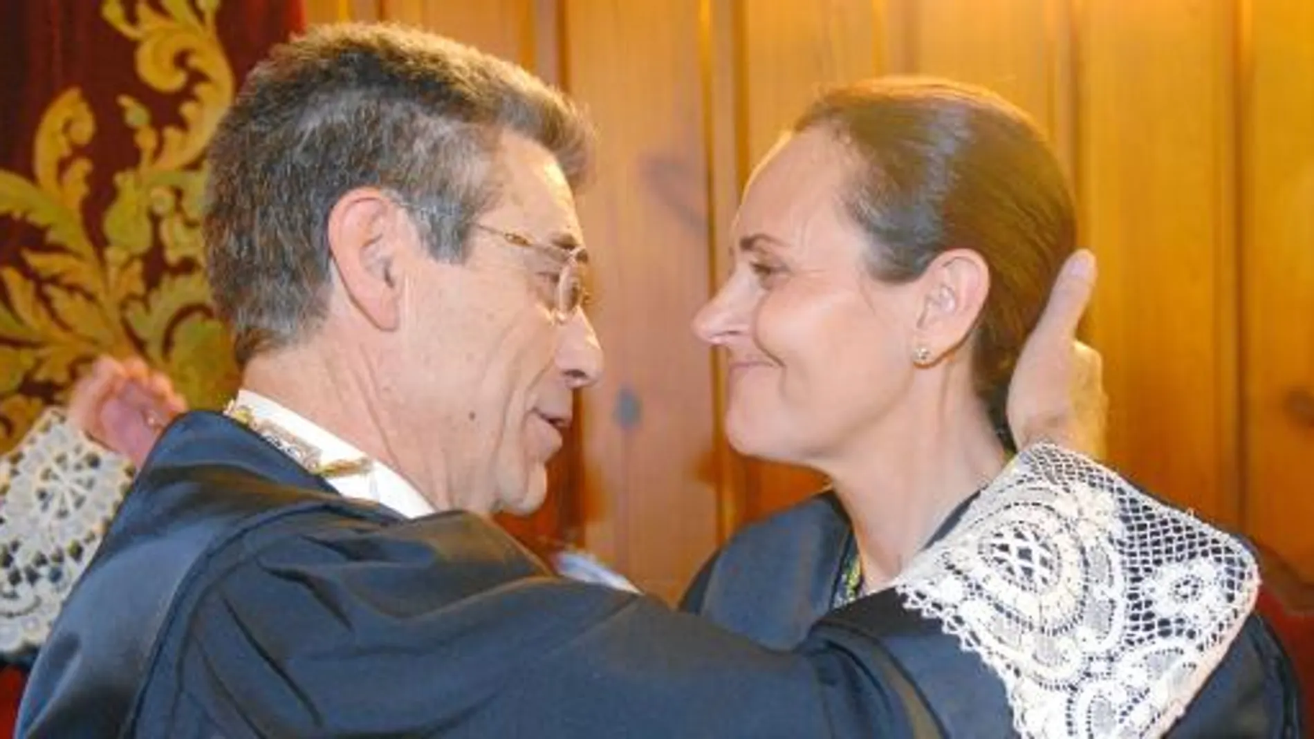 El predecesor en el cargo, Juan Luis de la Rúa y la nueva presidenta del TSJCV, Pilar de la Oliva