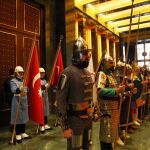 La guardia de honor espera a una ceremonia en el nuevo palacio del presidente de Turquía, Recep Tayyip Erdogan
