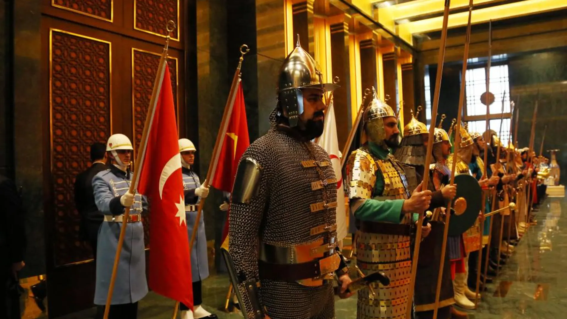 La guardia de honor espera a una ceremonia en el nuevo palacio del presidente de Turquía, Recep Tayyip Erdogan