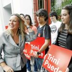 La ministra recogió ayer las ideas de jóvenes simpatizantes del PSOE en el Café Central