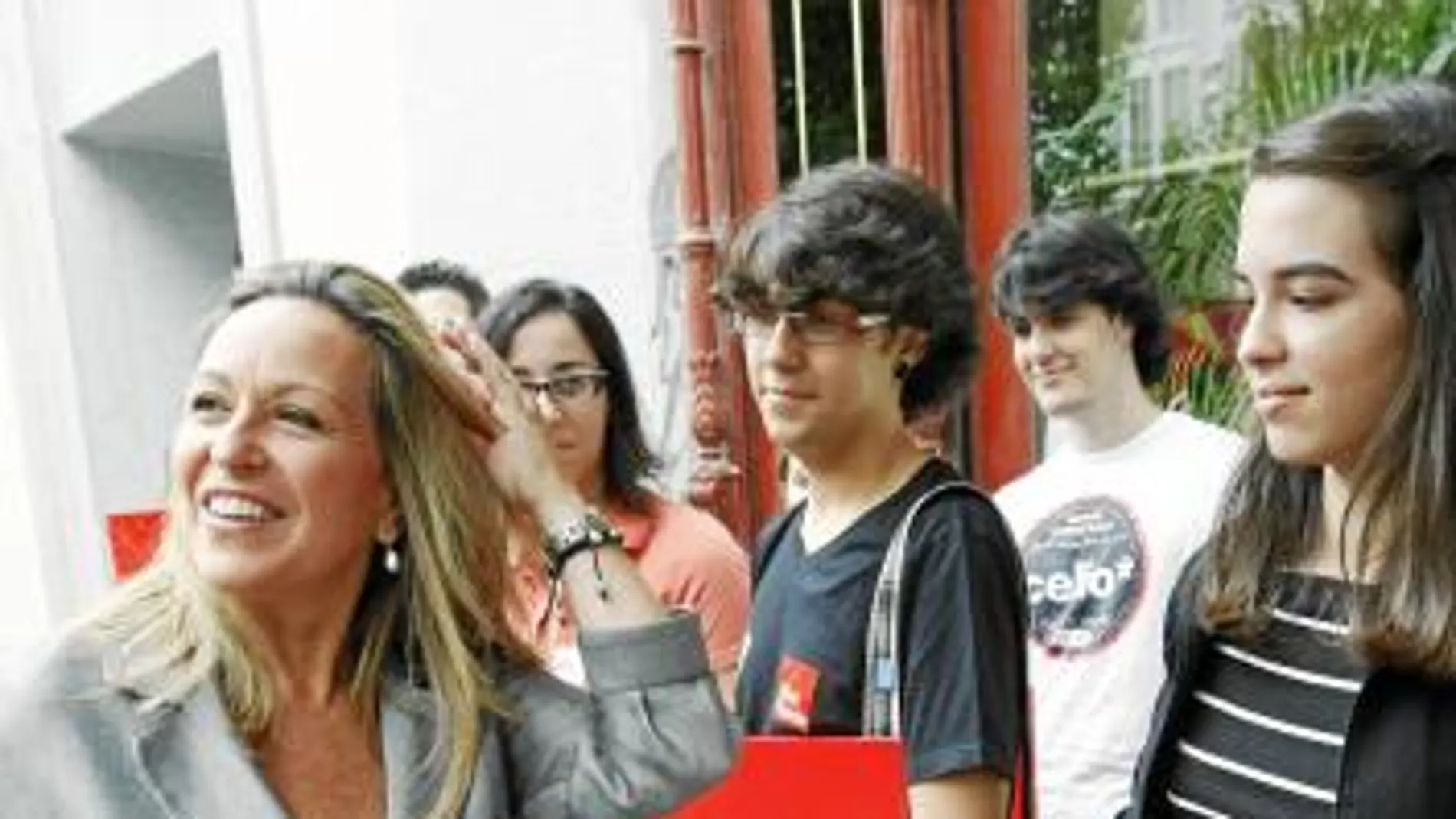 La ministra recogió ayer las ideas de jóvenes simpatizantes del PSOE en el Café Central