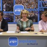 Esperanza Aguirre, durante una reunión con el grupo de concejales electos del PP.