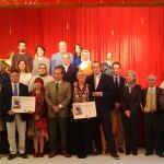 Foto de familia de la entrega del «I Premio Internacional por la Educación Universal Malala 2014» al Colegio Jacinto Benavente de Tetuán-Marruecos concedido por Paz y Cooperación.