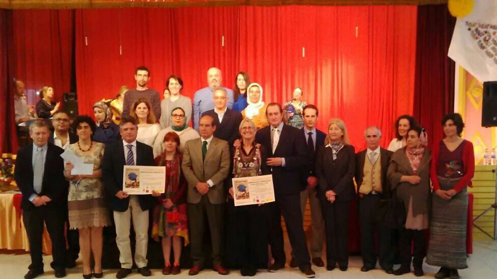 Foto de familia de la entrega del «I Premio Internacional por la Educación Universal Malala 2014» al Colegio Jacinto Benavente de Tetuán-Marruecos concedido por Paz y Cooperación.