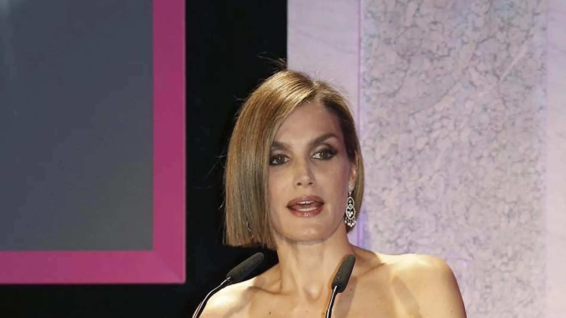 La Reina Letizia durante su intervención en la ceremonia de entrega de los Premios Woman, celebrada en el Casino de Madrid.