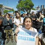 Simpatizantes del los Kirchner expresan su apoyo a la presidenta en la Plaza de Mayo de Buenos Aires