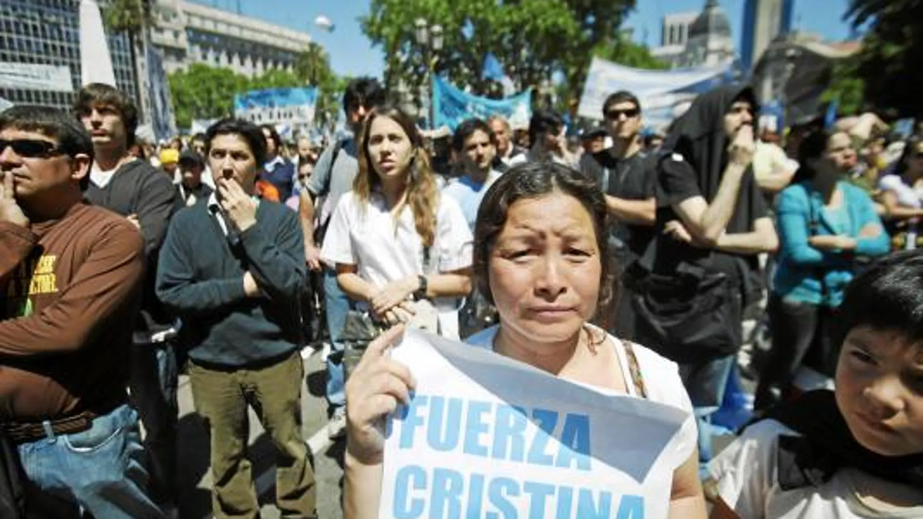 Simpatizantes del los Kirchner expresan su apoyo a la presidenta en la Plaza de Mayo de Buenos Aires