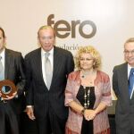 El premiado, Amancio Carnero, junto a Leopoldo Rodés, Marina Geli y el oncólogo José Balselga, ayer en Cosmocaixa