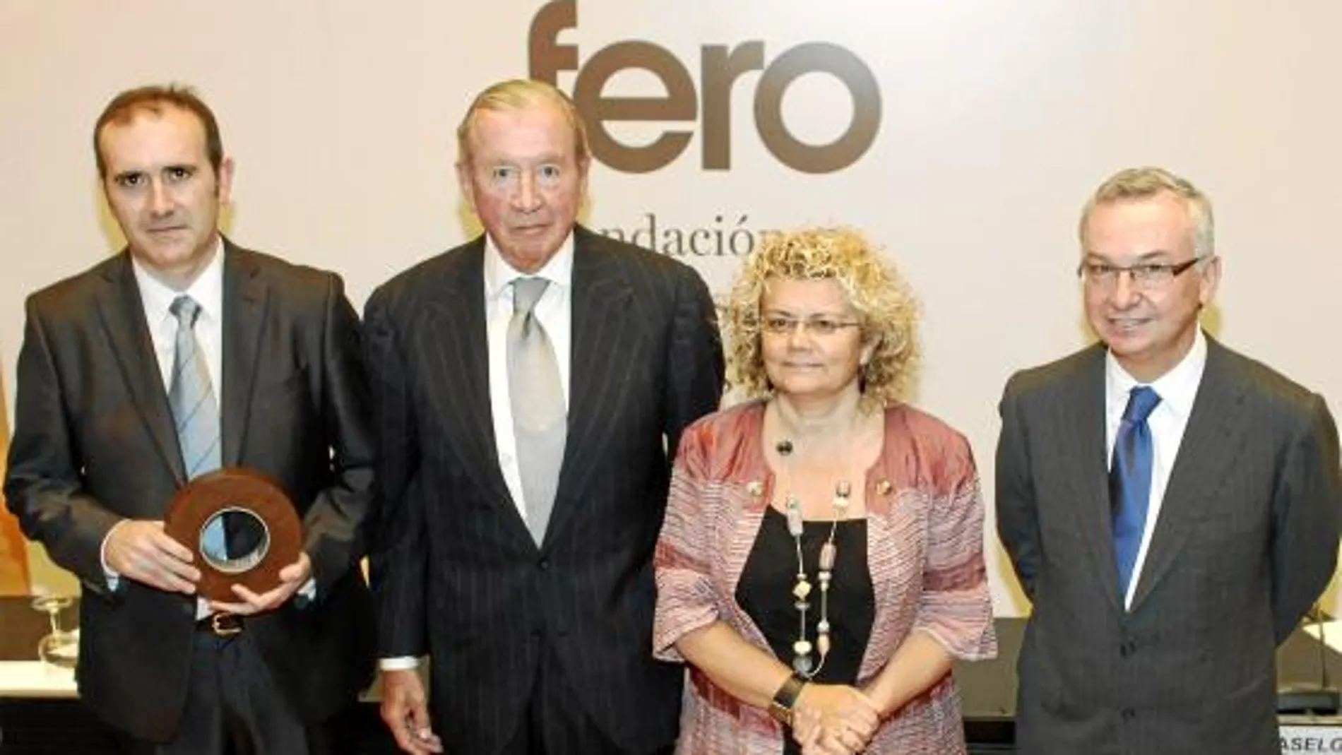 El premiado, Amancio Carnero, junto a Leopoldo Rodés, Marina Geli y el oncólogo José Balselga, ayer en Cosmocaixa