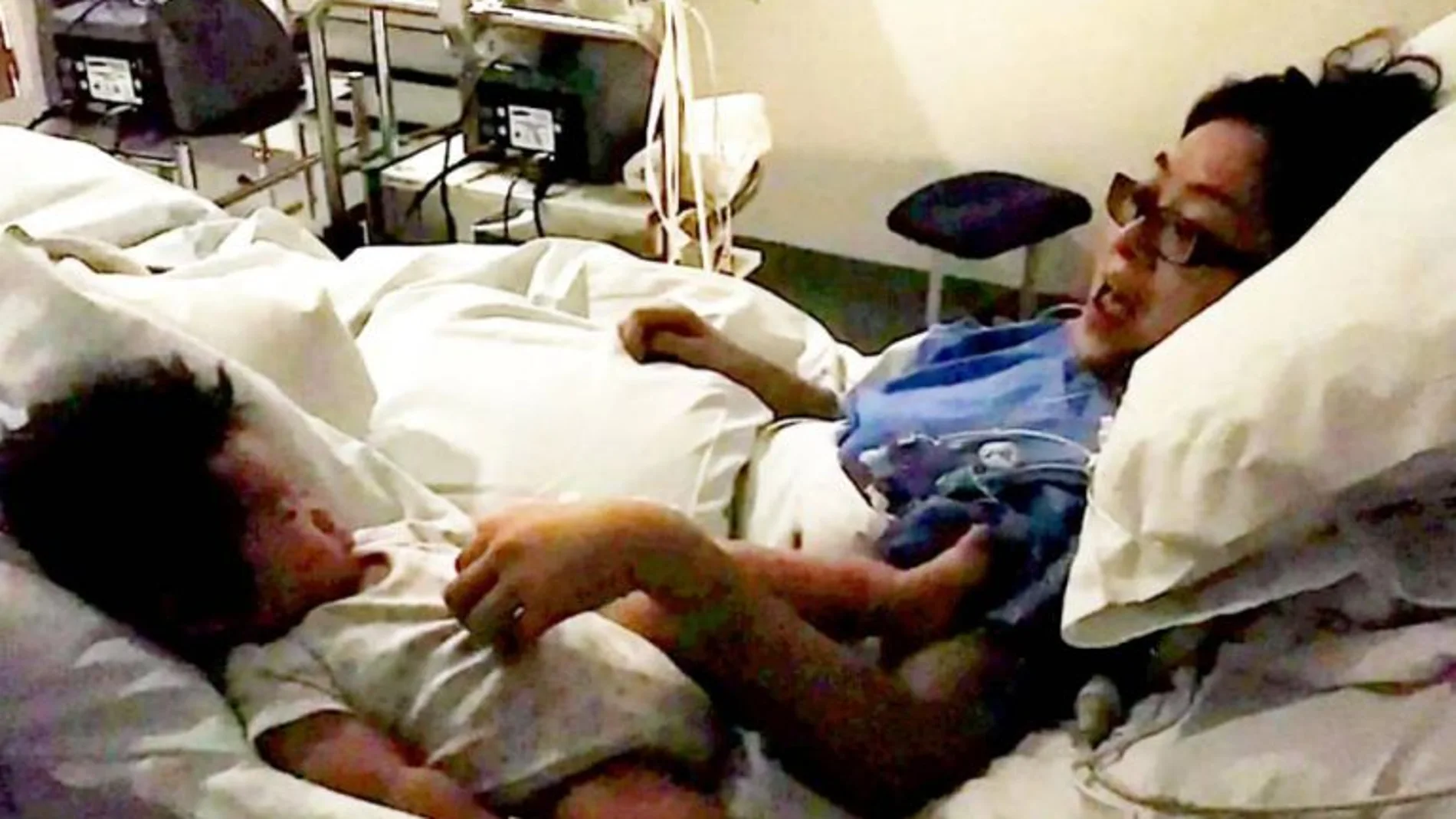 Holli junto a su hijo en el hospital