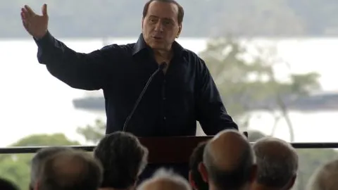 Dimite un ministro de Berlusconi dos semanas después de ser nombrado