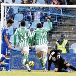 Jorge Molina marca el primer gol del partido. Marcano y Rafa, desolados