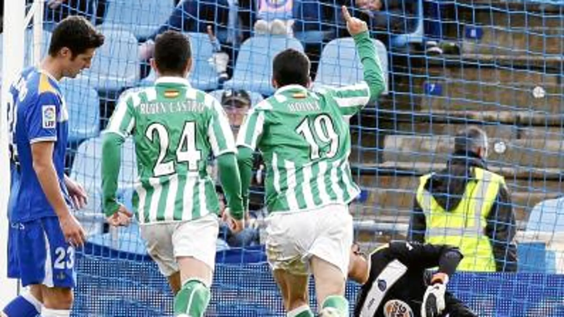 Jorge Molina marca el primer gol del partido. Marcano y Rafa, desolados
