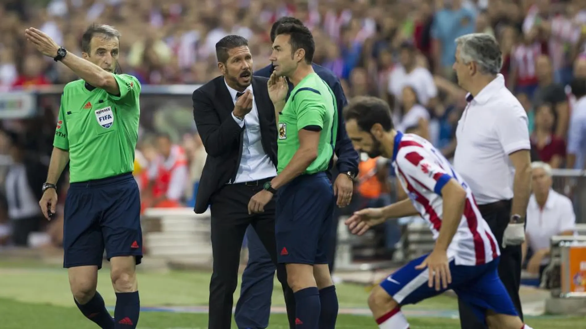 Borbalán expulsa a Simeone durante el partido de vuelta de la Supercopa de España