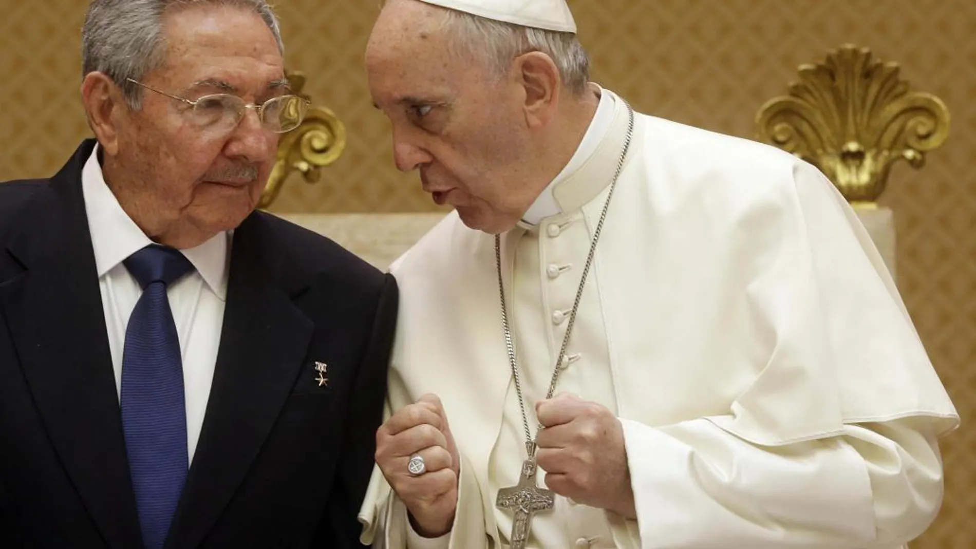 El Papa Francisco conversa con el presidente de Cuba, Raúl Castro durante la audiencia privada