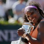 Serena Williams posa con el trofeo