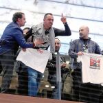 El jefe de protocolo de las Cortes, Vicente Díez, trata de calmar a uno de los mineros que viajó hasta Valladolid para asistir al Pleno de las Cortes, donde se abordó el futuro de la minería