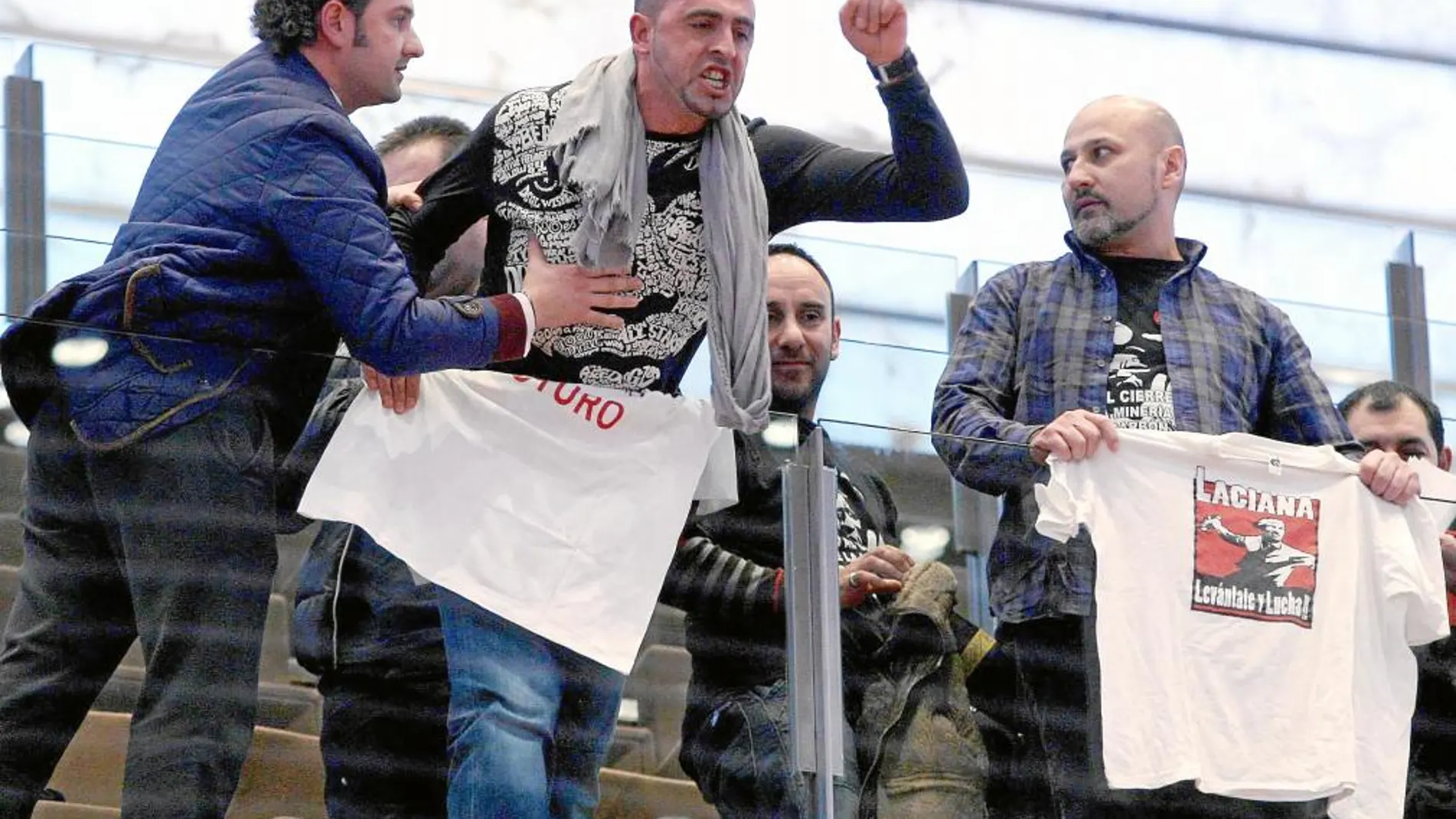 El jefe de protocolo de las Cortes, Vicente Díez, trata de calmar a uno de los mineros que viajó hasta Valladolid para asistir al Pleno de las Cortes, donde se abordó el futuro de la minería