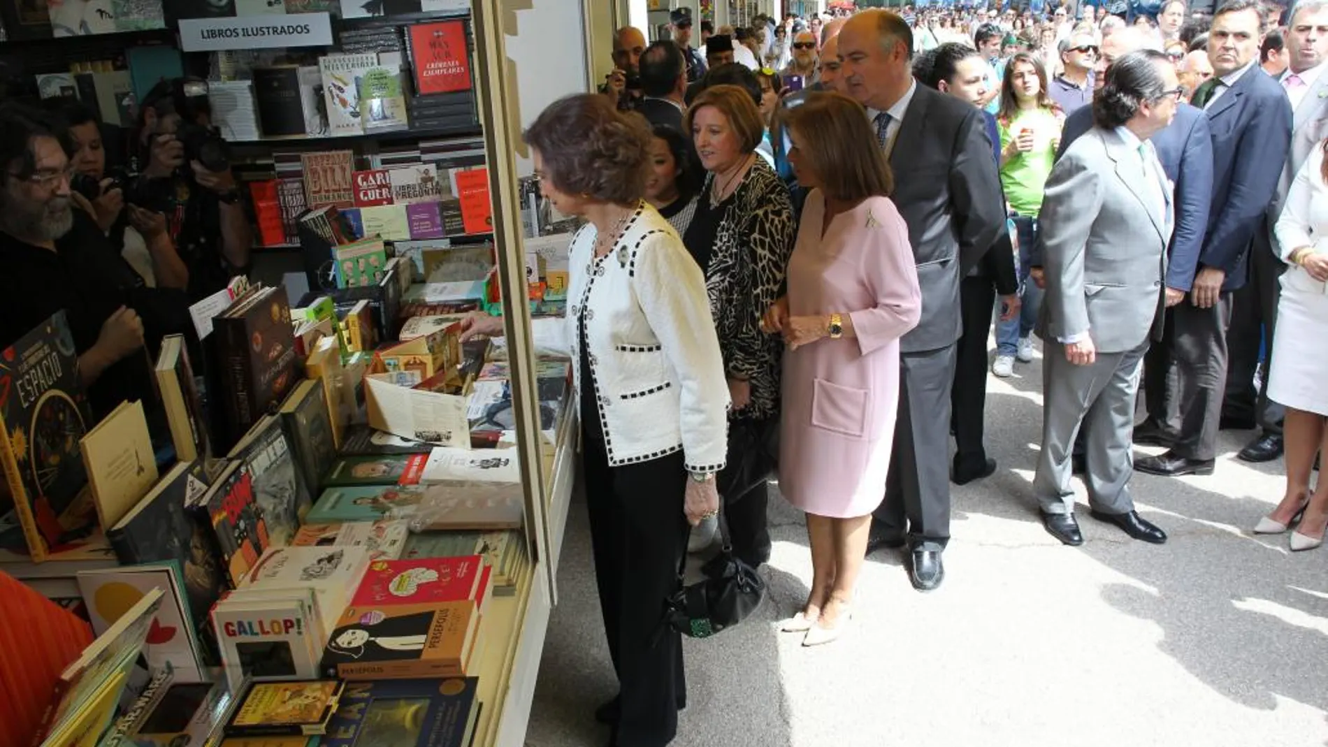 Doña Sofía, en uno de los stand de la Feria del Libro