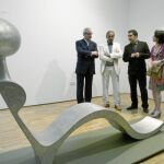 Ramón Luis Valcárcel, Ramón Garza, Pedro Alberto Cruz e Inmaculada García, observan la obra «Modelo en descanso»
