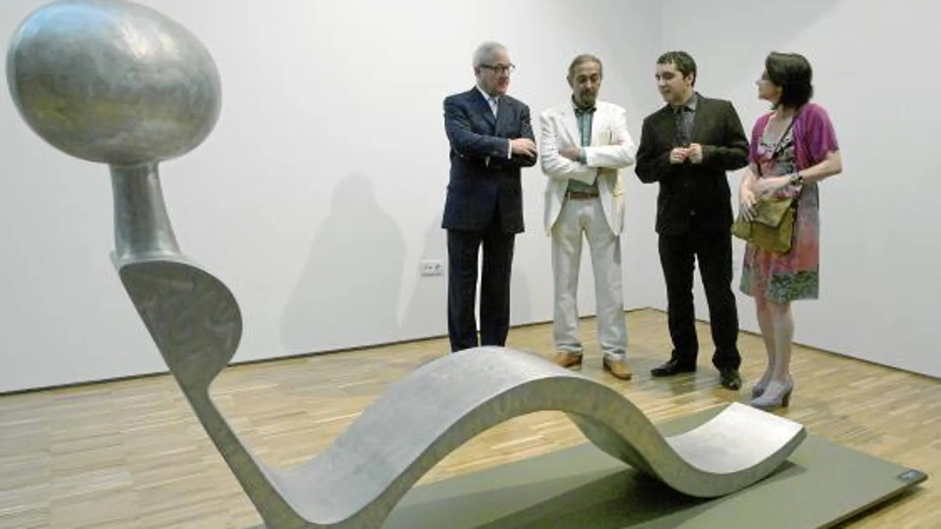 Ramón Luis Valcárcel, Ramón Garza, Pedro Alberto Cruz e Inmaculada García, observan la obra «Modelo en descanso»
