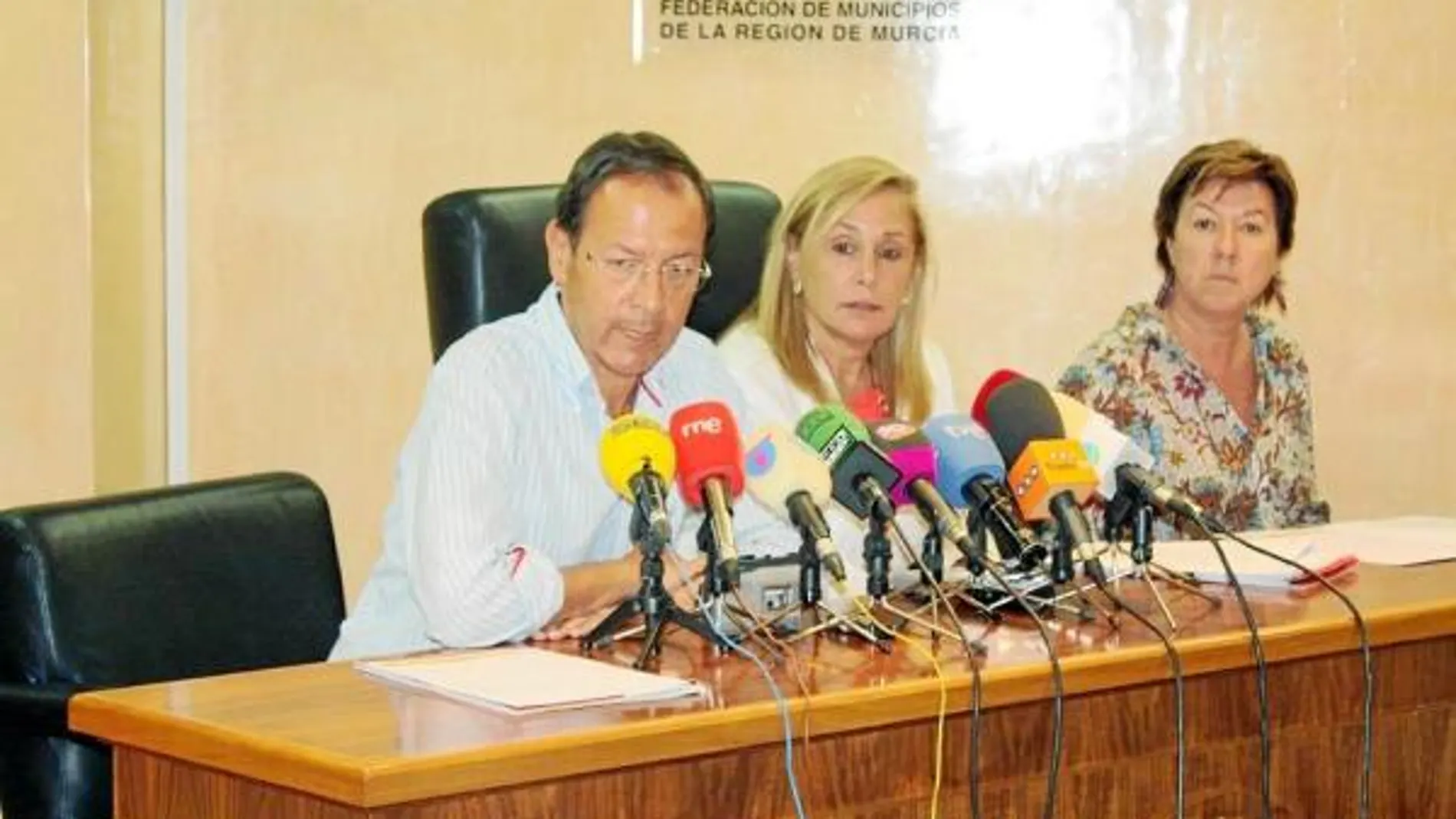 La Región acude al rescate de los 45 municipios con 300 millones