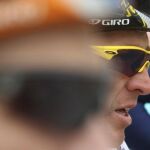 Armstrong y sus compañeros cubren el nombre del equipo en sus maillots