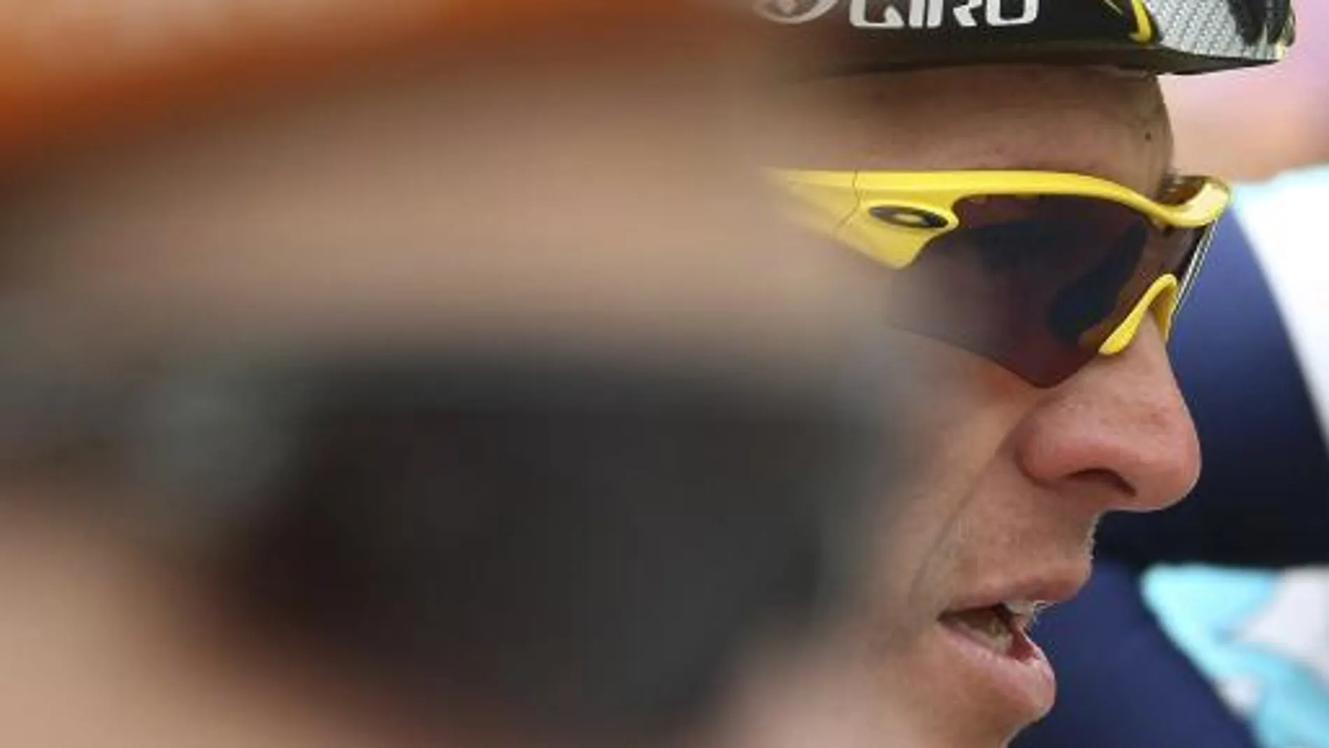 Armstrong y sus compañeros cubren el nombre del equipo en sus maillots