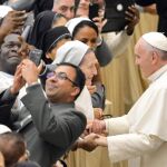 Francisco ofrece una copia de la bula a varios miembros de la Curia