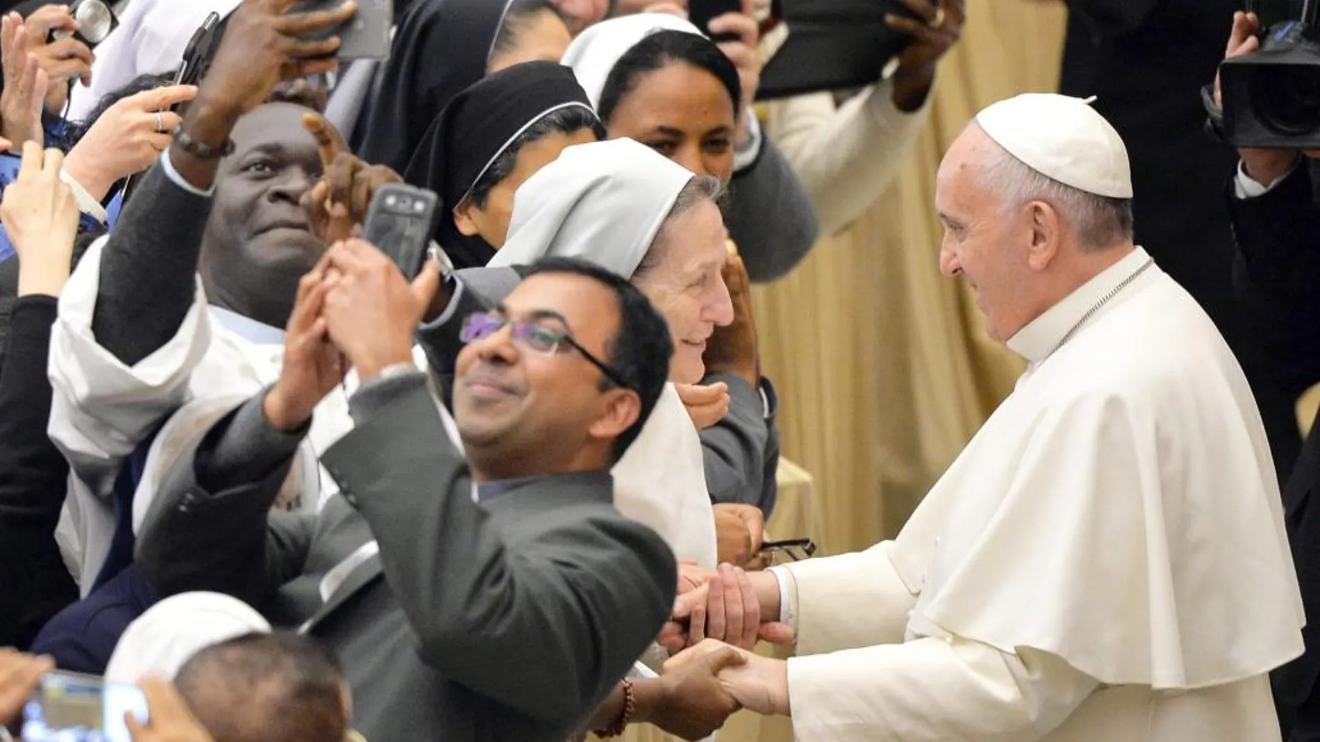 Francisco ofrece una copia de la bula a varios miembros de la Curia