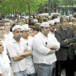 La concentración en la calle Muntaner, al lado de la panadería donde ocurrió el homicidio, sirvió para rendir homenaje a Merche Salas con cinco minutos de silencio