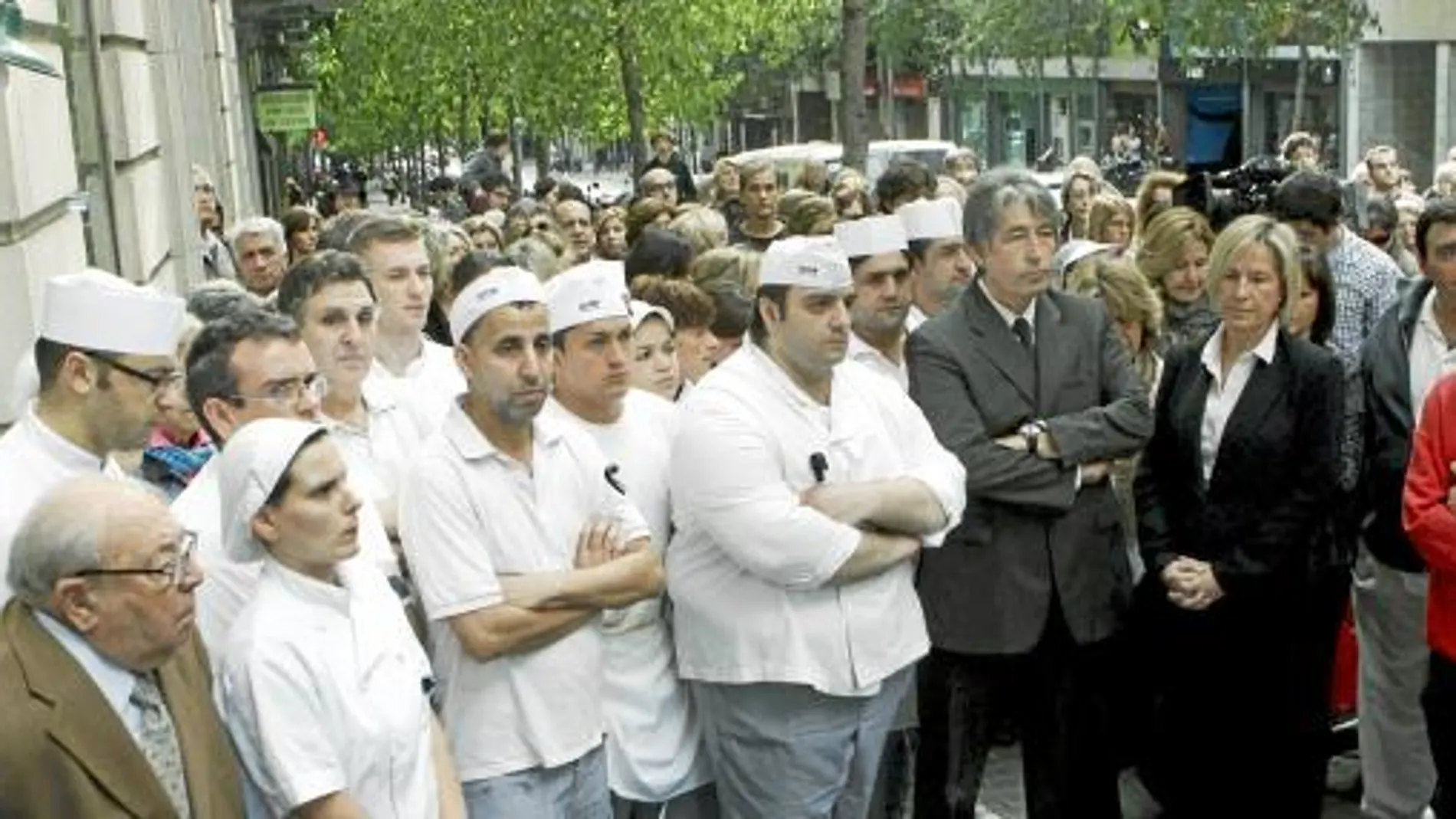 La concentración en la calle Muntaner, al lado de la panadería donde ocurrió el homicidio, sirvió para rendir homenaje a Merche Salas con cinco minutos de silencio