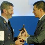 El general J. Julio Rodríguez entrega el premio al héroe de 2009