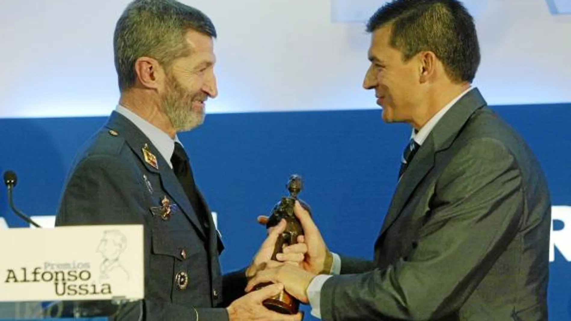 El general J. Julio Rodríguez entrega el premio al héroe de 2009