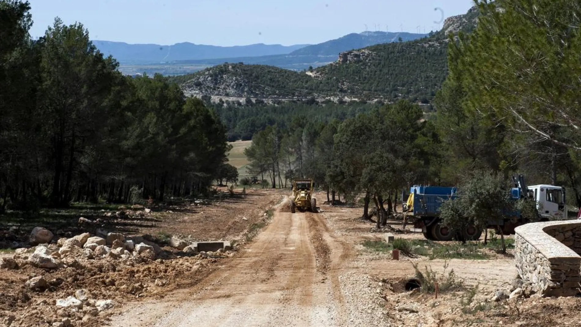 Fotografía cedida por la Diputación de Valencia de las obras que ha acometido para mejorar una pista forestal en la localidad de Cortes de Pallás