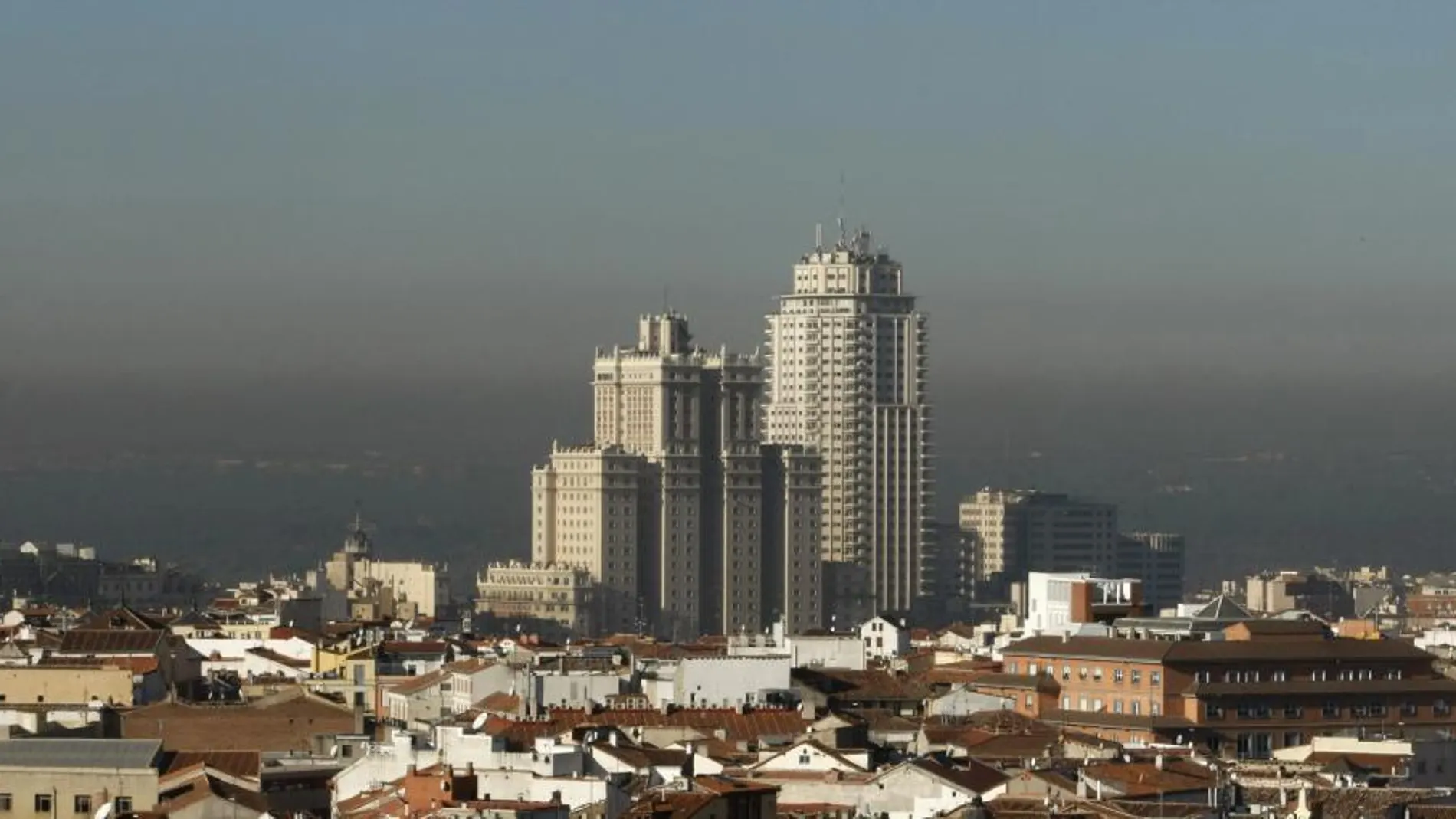 Imagen de aérea de Madrid, cubierto por la contaminación
