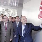 El presidente Camps destapa la placa conmemorativa de la inauguración del Centro de Formación