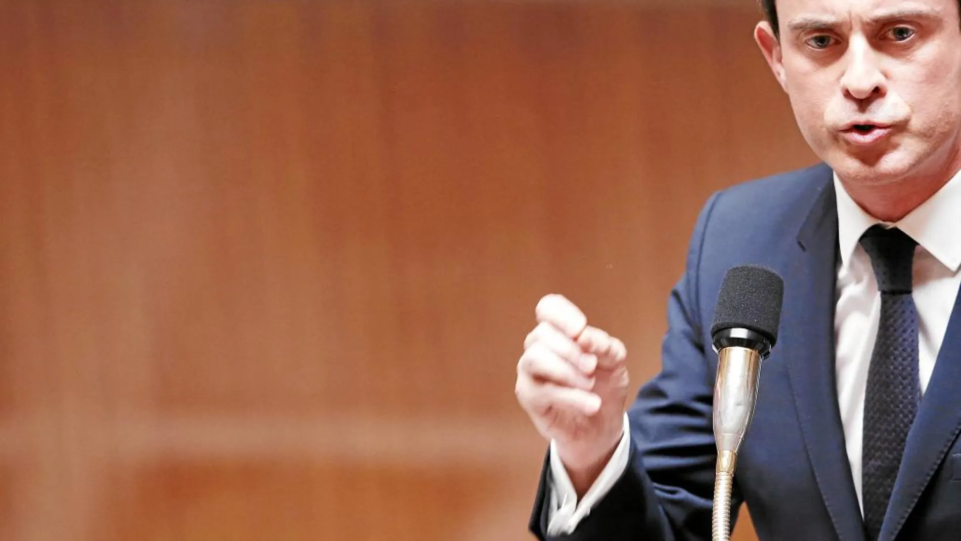 El primer ministro, Manuel Valls, responde a las preguntas antes de la votación, ayer