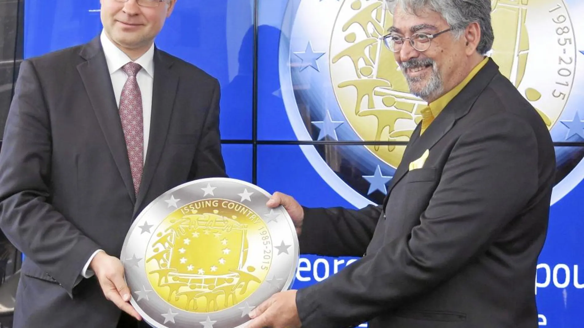 El vicepresidente de la Comisión Europea para el Euro, Valdis Dombrovskis, junto a George Stamatopoulos, del Banco de Grecia, ayer, en Bruselas