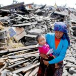 Otro bebé víctima del terremoto, junto a su madre, en Katmandú